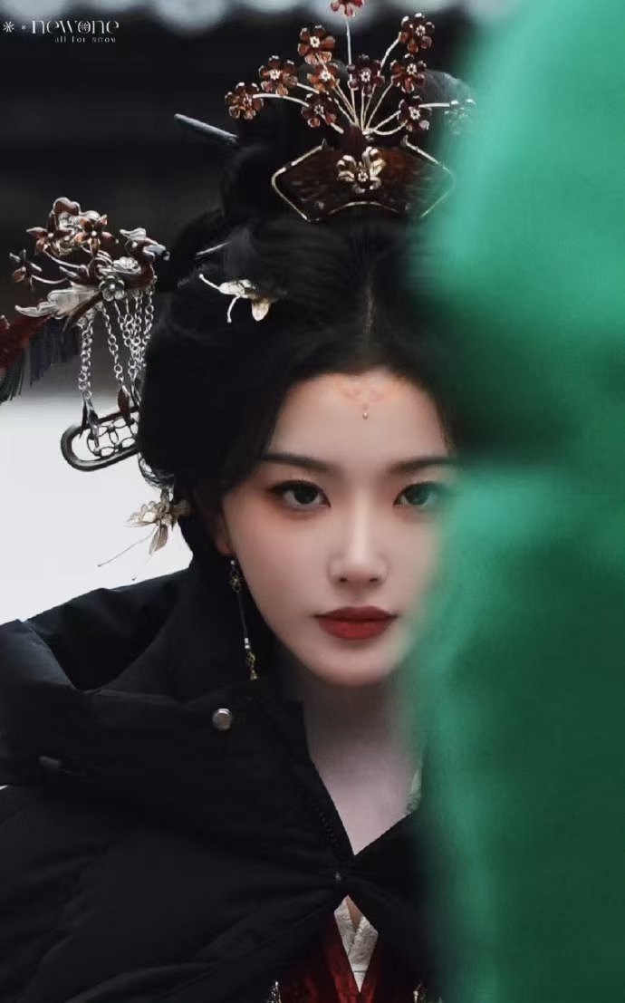 孔雪儿古装仪态 孔雪儿新剧路透里的昭阳公主，古装仪态尽显高贵，妩媚又高傲，这状态