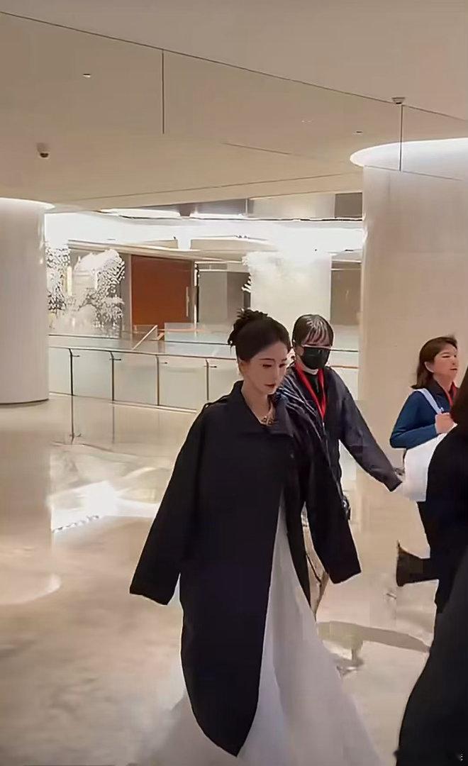 刘诗诗北影节闭幕式上班刘诗诗北影节闭幕式上班造型刘诗诗北影节闭幕式上班，好美，