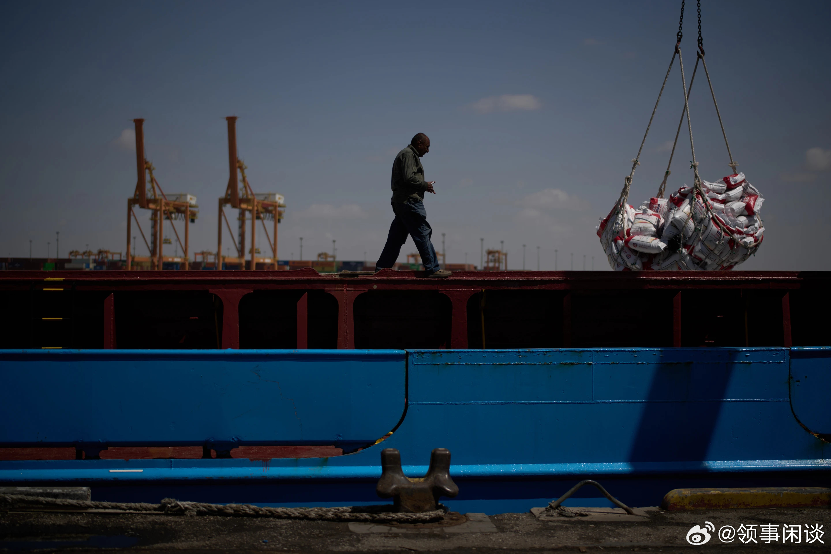 【伊朗战争持续蔓延，人们对全球经济遭受重创的担忧日益加剧】（美联社）——美国和以