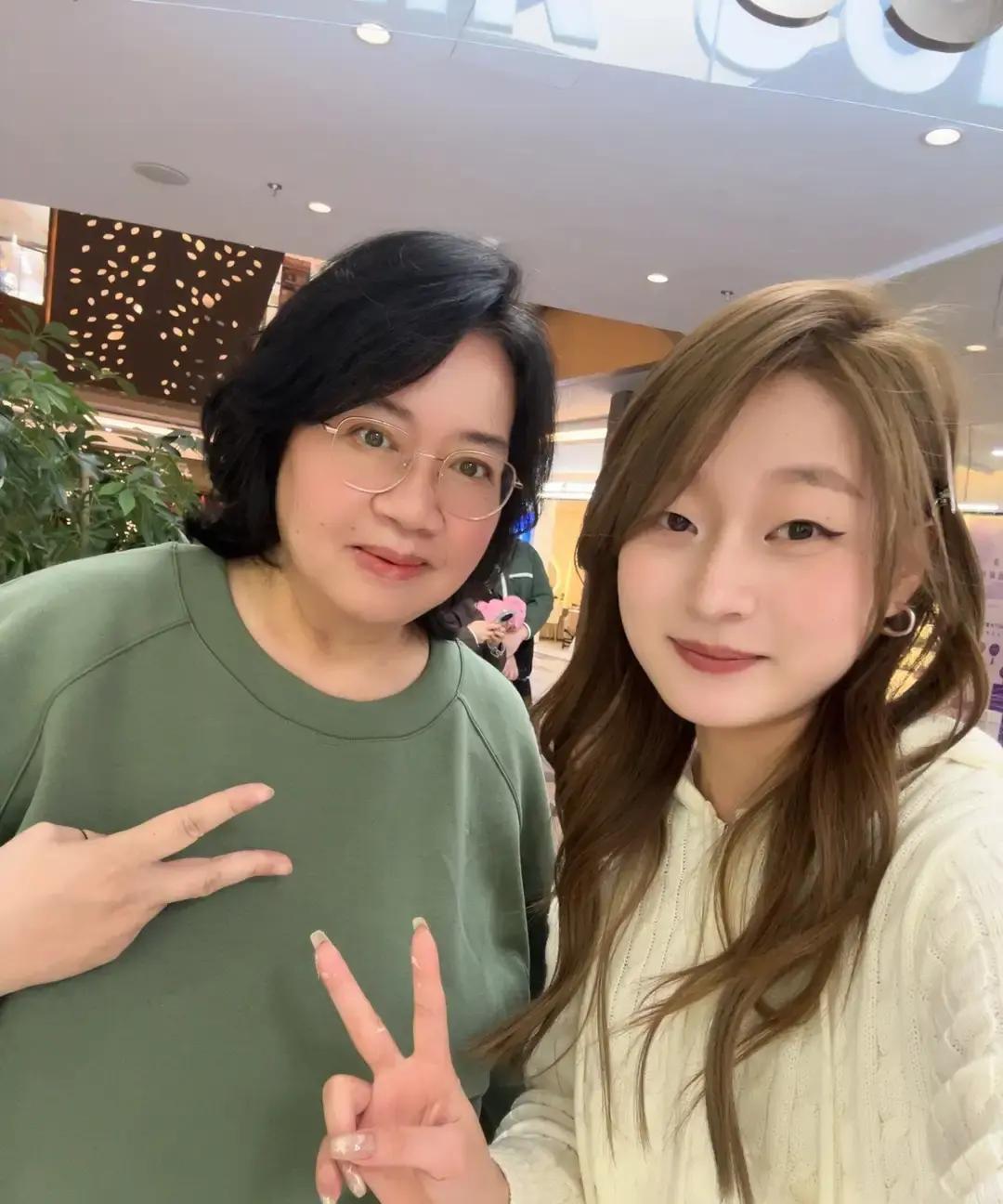 180块剪完像换头
 
回国第三天，被儿子拖去珠江新城K11。电梯门一开，冷气混