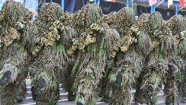 伊朗陆军地面部队司令在与陆军和伊斯兰革命卫队地面部队指挥官的会议上表示：我们将誓