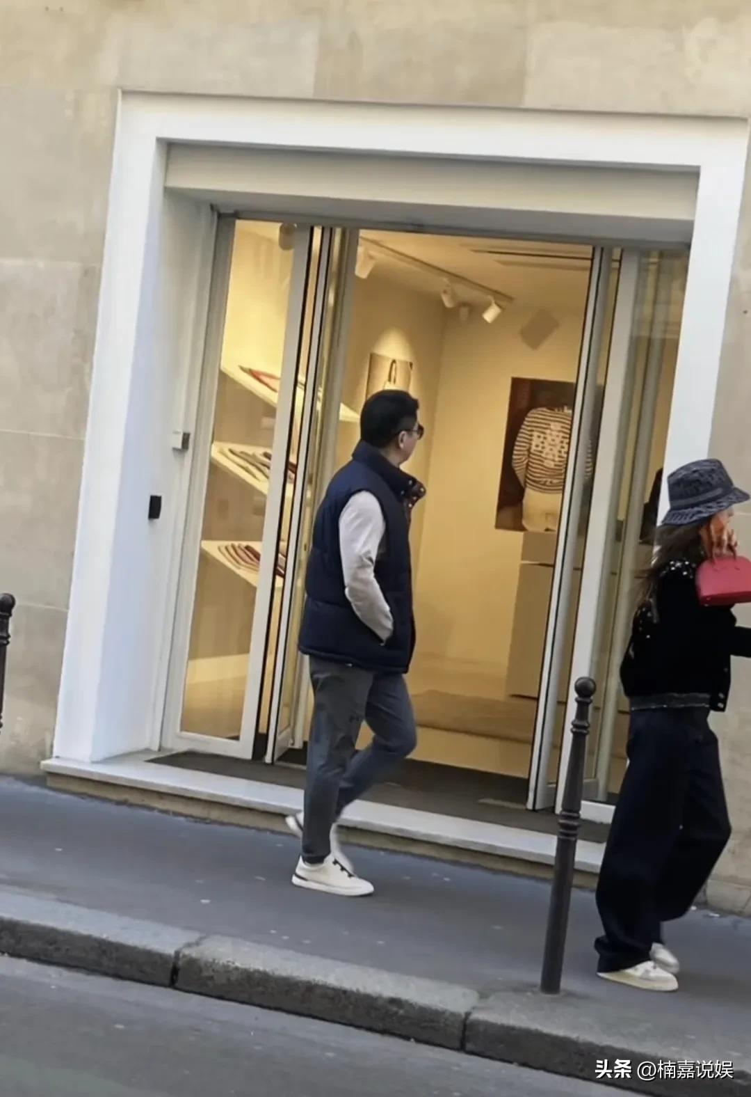 刘强东和老婆章泽天现身巴黎街头，看起来好同频好衬啊！
章泽天戴着小圆帽，手提红色