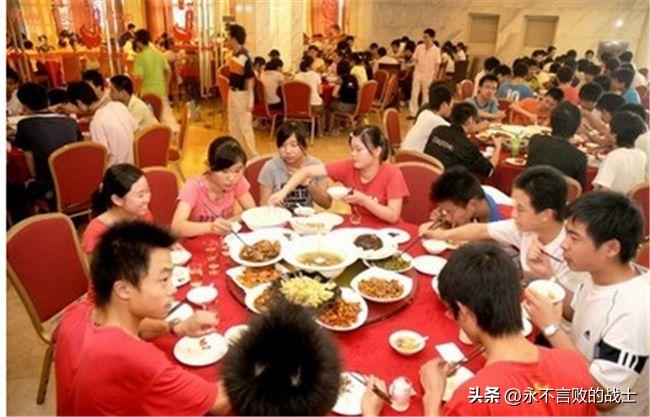 我问你一个问题，村里一个高考300多分和一个考600多分的在同一时间办升学宴，邀