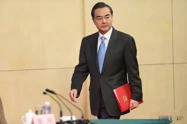 切断单向输血的供氧管！那些排队来北京要贷款、转身去白宫表忠心的政客，必须立刻被踢