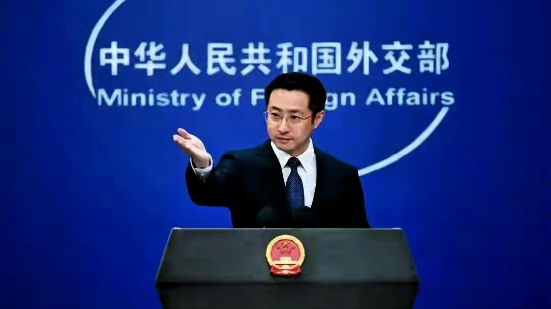 这操作太迷了！一边喊话要合作，一边拿咱企业人员“开刀”，美方这“两面人”当得真溜