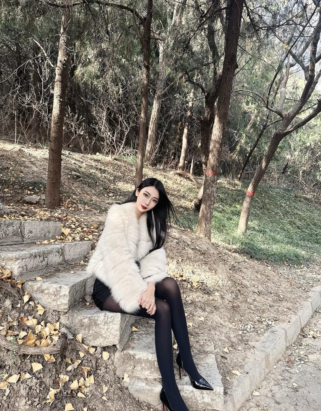 林间暖絮
 
石阶承着轻霜，落叶在风里翻出金箔似的光。我裹着一身毛绒绒的暖坐下，