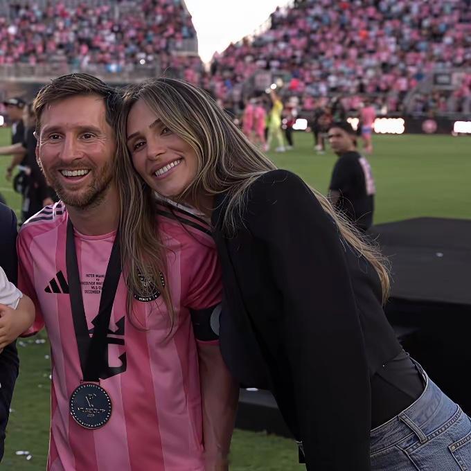 第一次看到梅西和他妻子之外的女性挨的那么近以前都是恨不得离八丈远梅西对他妻子还是