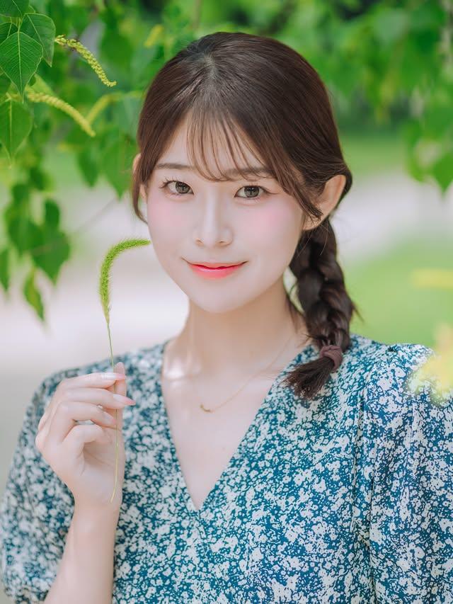 夏日清新少女，手捧绿意盎然，微笑如花绽放。让人心旷神怡的清新的美照分享 随拍美照