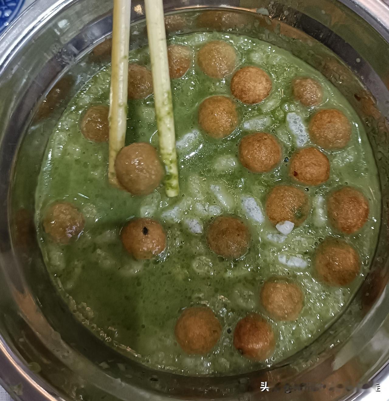 油茶在桂平
在广西，讲到油茶，
最出名的就是恭城油茶，
在当地人来说，
喝油茶就
