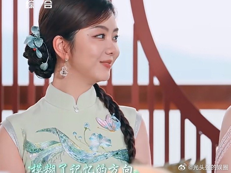 谭松韵端午晒旗袍照端午晚会 晚会全程采用中式国风舞美设计，谭松韵曝光登台旗袍美照