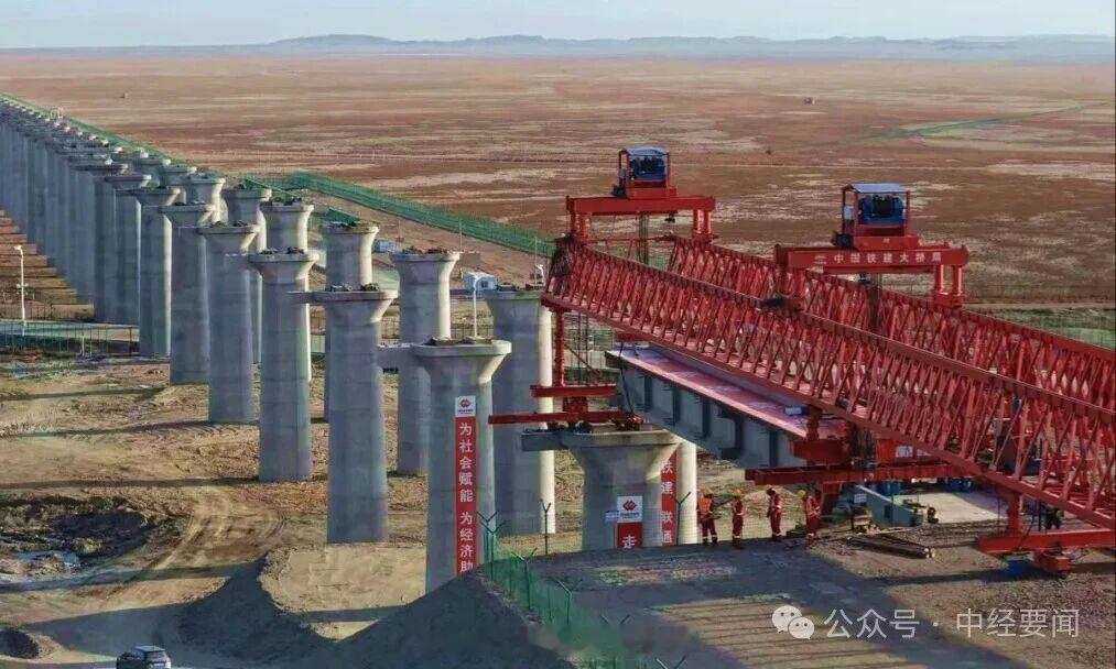 铁路头条【中蒙第二条跨境铁路快速推进 采用宽轨与标准轨并行方案】5月10日，中蒙