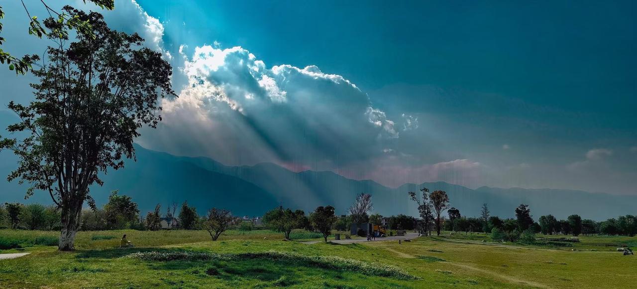 云把光揉成碎银，从山的褶皱里漏下来，草地和树都浸在神明洒落的温柔里。
⛰️ 蓝天