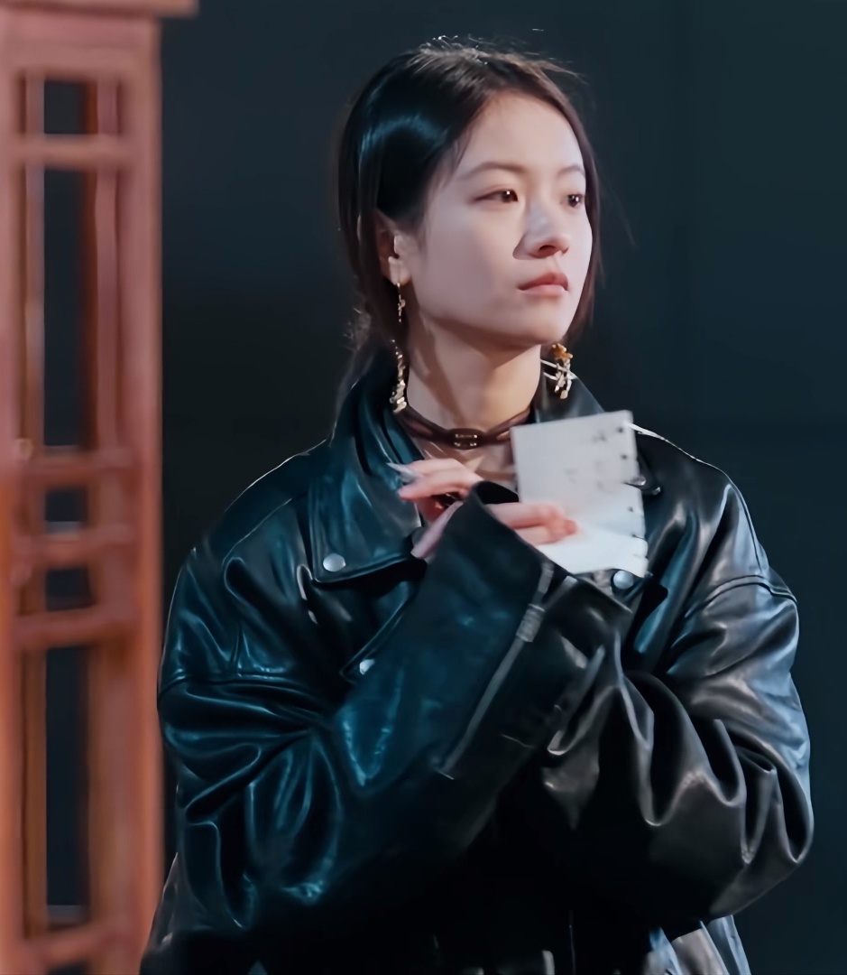 #李庚希玩游戏像上数学课#在《十天之后回到现实》闯关环节中，李庚希这一脸懵，听不