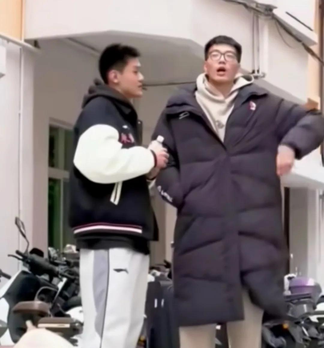 焦泊乔与王洪泽，校园武侠篇。
王:哥，你为什么突然想走，要去哪？我来送送你。
焦