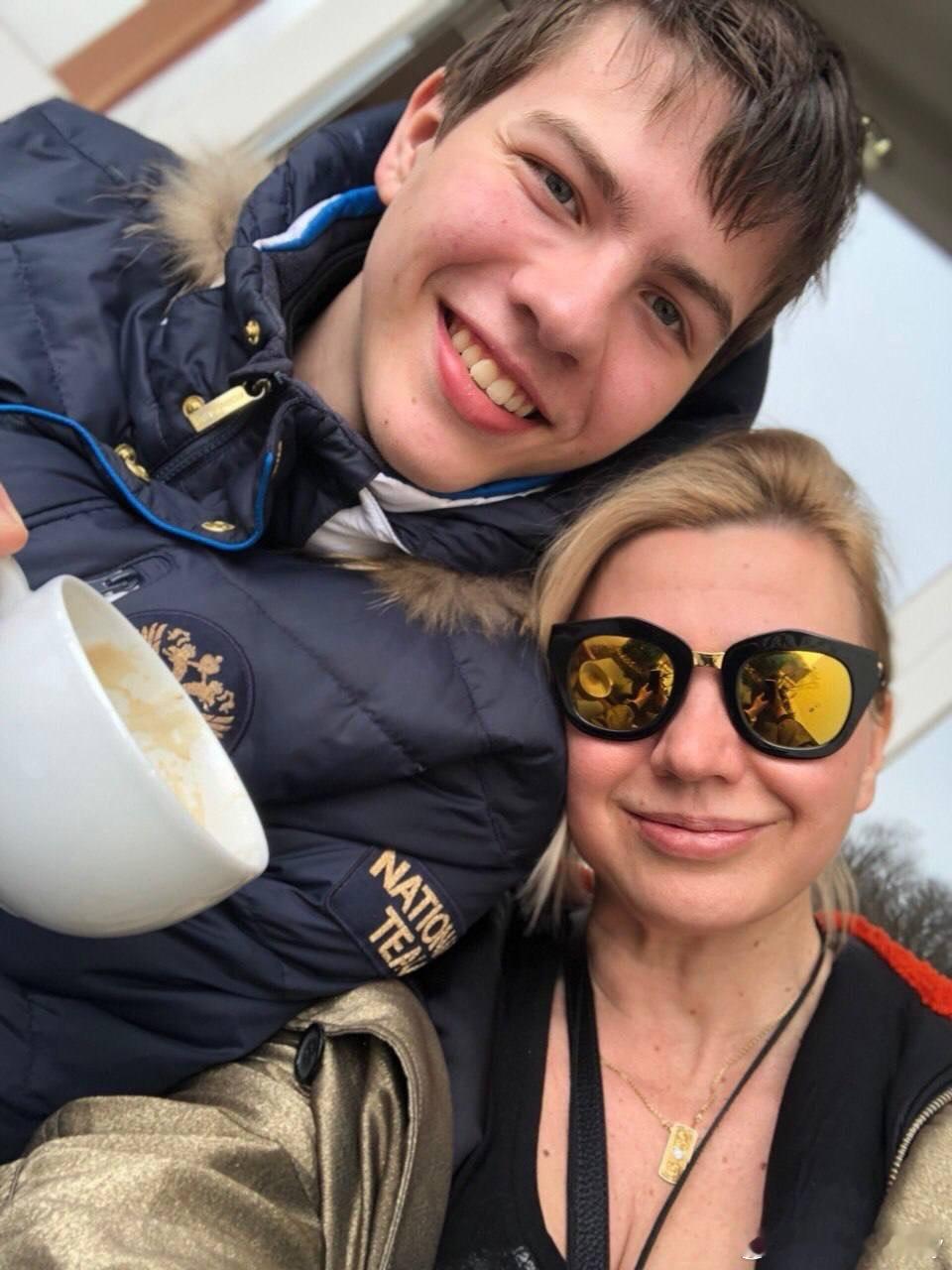 别尔哥罗德的球员和他们的妈妈们，祝母亲节快乐🙂。男排母亲节