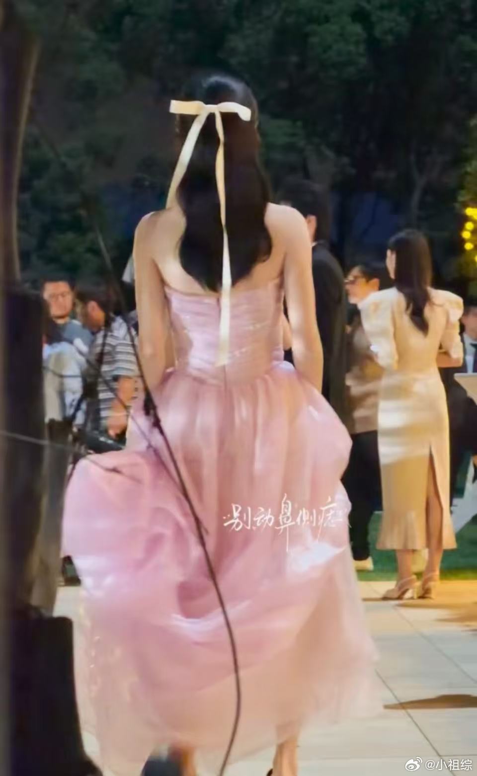 胡连馨穿礼服为粉丝捡手机胡连馨穿礼服为粉丝捡手机！胡连馨穿礼服为粉丝弯腰捡手机