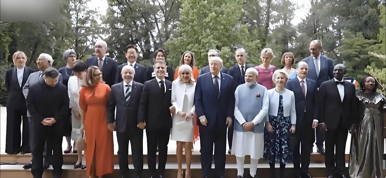 【高市早苗在G7领导人合影时的举动令人不爽】
G7 峰会领导人合影环节，日本首相