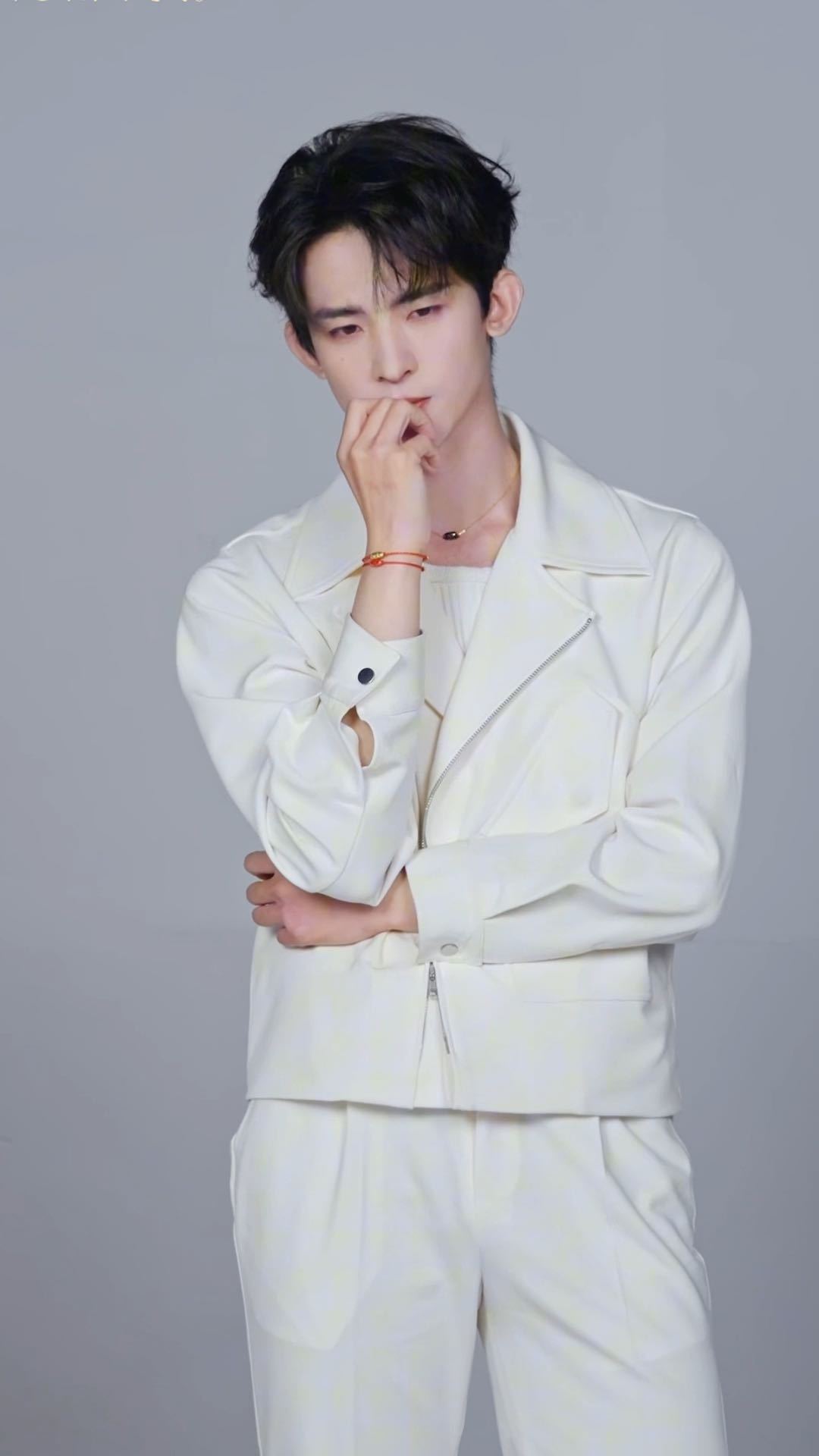 常华森这手我先抱走了谁被常华森的手狠狠拿捏了！指节分明还带着细青筋，简单一个扶眼