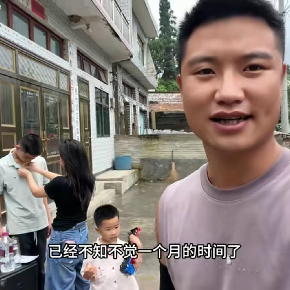小潘和小秋回到贵州农村老家有一个月的时间，他们马上就要带着宝宝回越南，继续给小叔