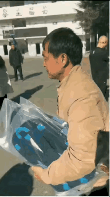 要说形象反转，马保国的做法是最让人佩服的。
一开始，马保国被黑得没边了，很多人都