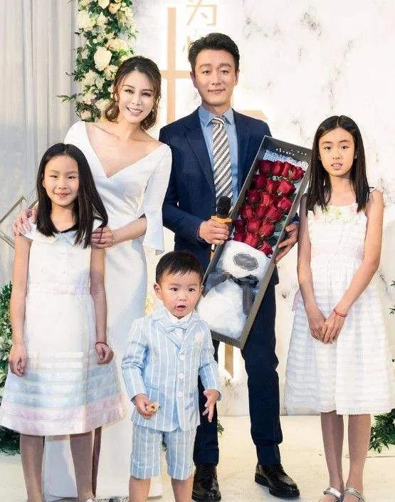 1985年的那个下午，6岁的佟大为正趴在姥姥家的炕桌上画全家福，画到爸爸的位置时