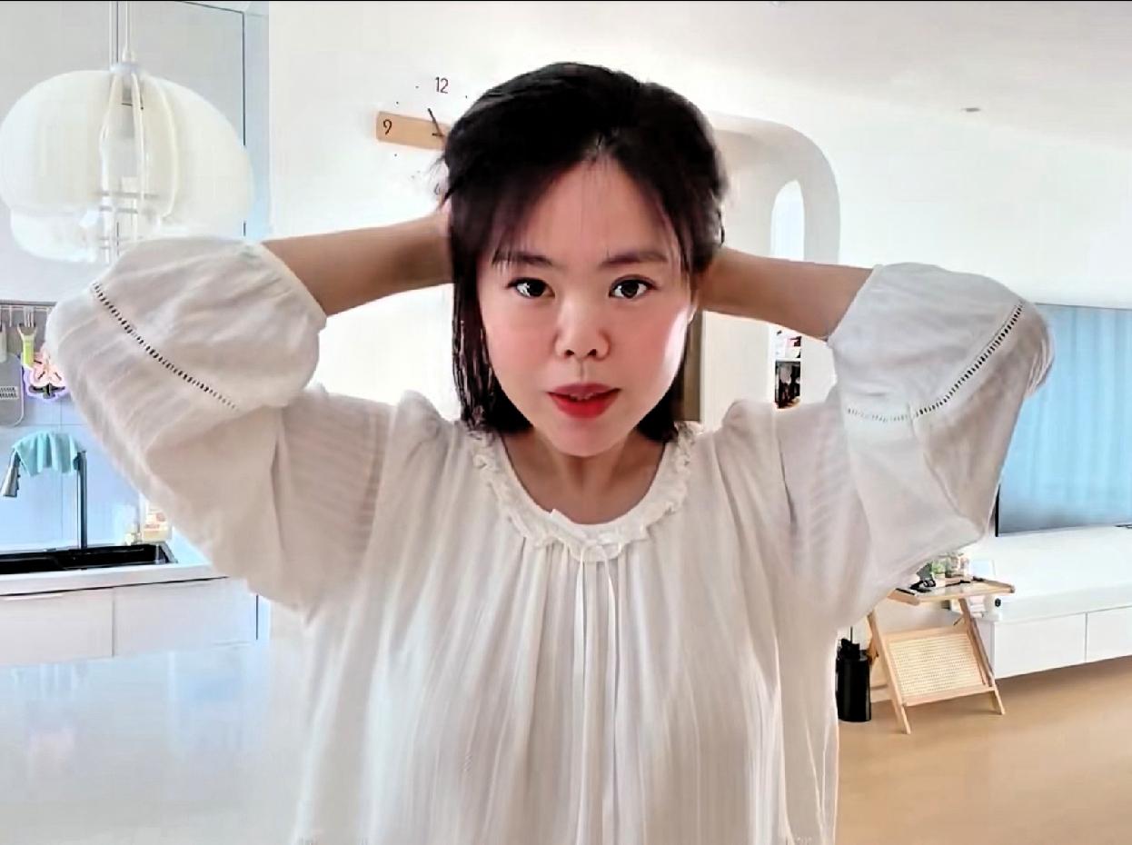 苦茶丹丹香，买美白产品，说皮肤锃亮！
伙伴们，出去取个快递，戴上帽子，眼镜，是不