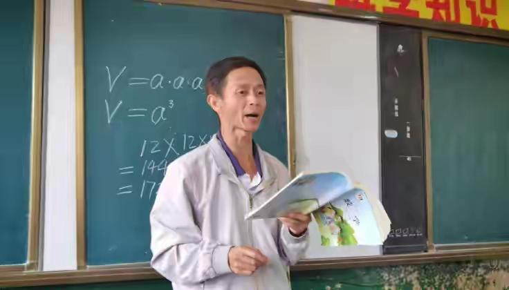 那么支教邹志鹏老师的人生信念是什么？用自己的一束光照亮大山里孩子前行的路，培养新