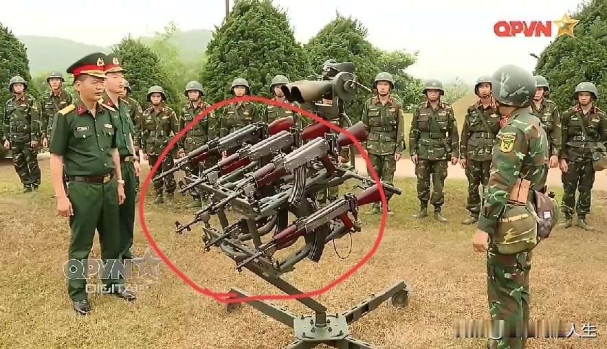 好家伙，想不到都26年了，咱们隔壁邻居小越军队的反无人机武器还这么LOW![捂脸