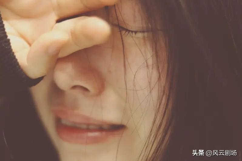 老婆又哭了，挺伤心，为什么哭呢，原来老婆说给女儿读自费高中太贵了。这个女儿是老公