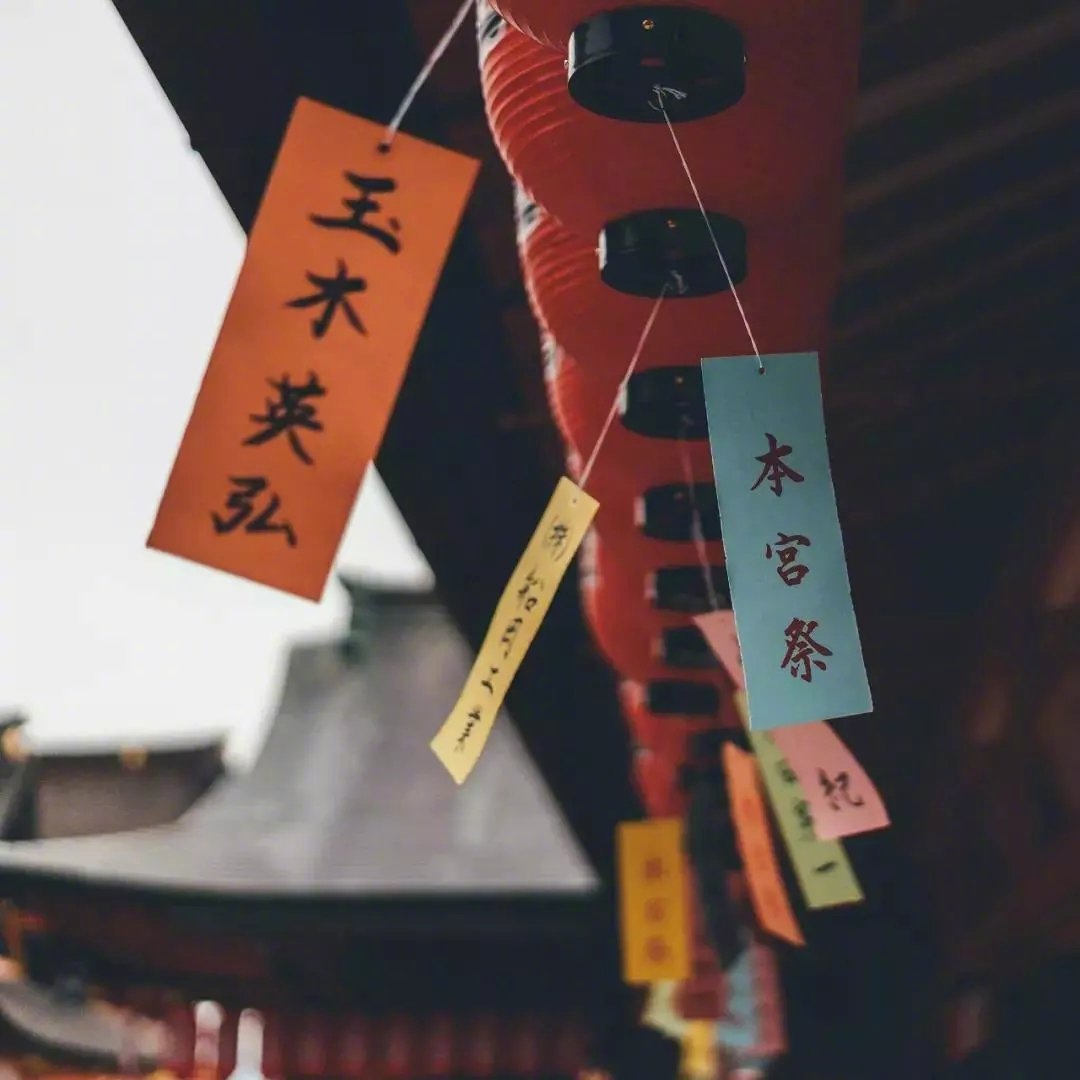 “  心若向阳 微笑向暖  愿我们都可以勇敢且温柔  在向前奔跑的路上  有爱可