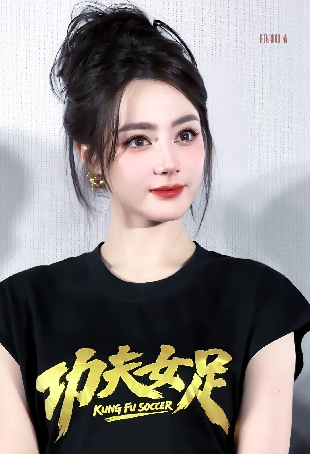 松散高丸子头自带灵动氛围感✨迪丽热巴超话美成AI了，差点认不出来！黑金穿搭简约亮