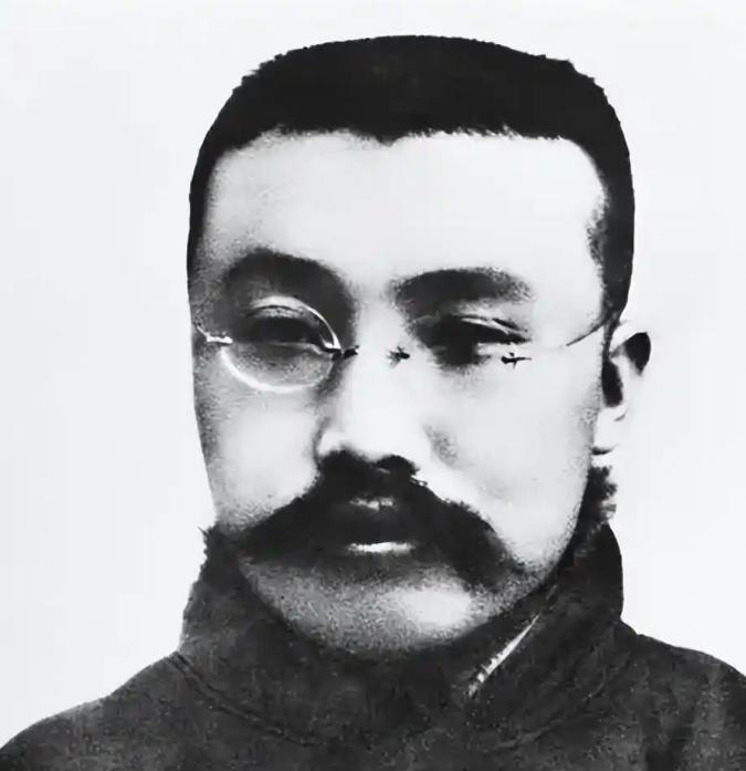 1983年，北京万安公墓，工人启开一座旧墓穴准备迁葬，铲子碰到一块硬物，挖出来一