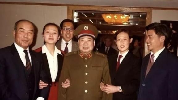 1990年，80岁高龄的杨得志将军再婚迎娶56岁的文工团演员石莉，新婚之夜，杨得