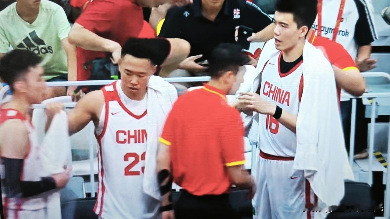 廖三宁压哨命中，中国男篮半场2分领先乌拉圭。

终于迎来了中国男篮的比赛，这场比