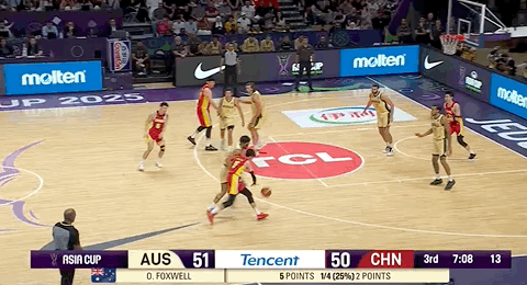 这期间中国男篮打得好乱，落后3分了，叫出暂停中国男篮vs澳大利亚男篮 ​​​