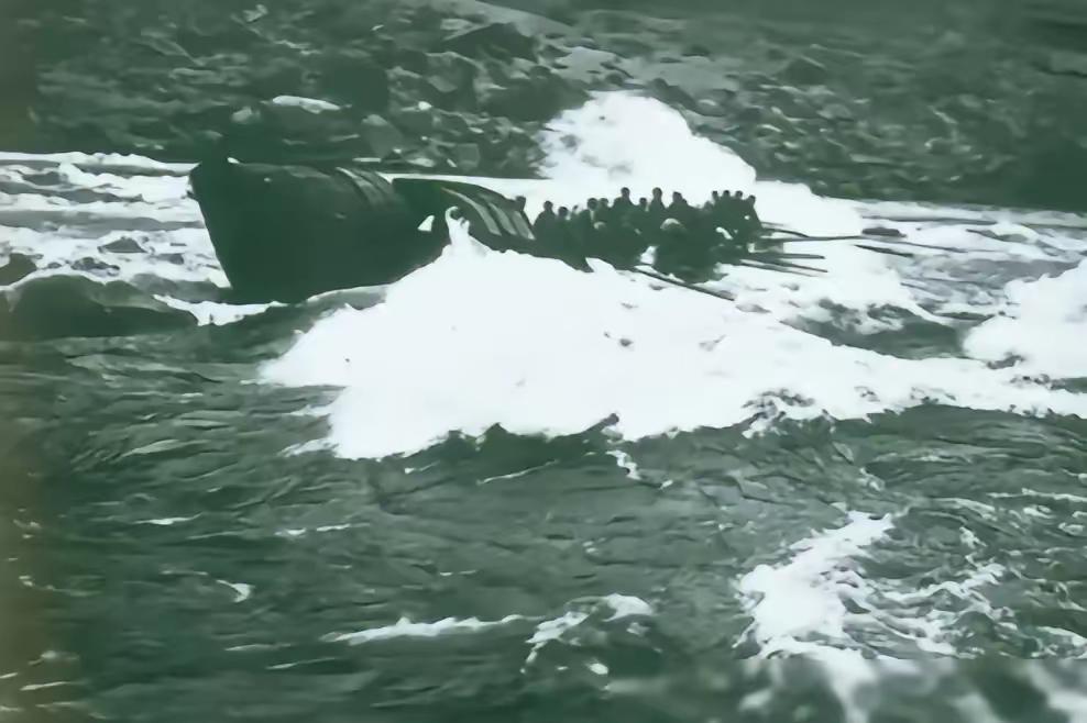 1942年，渔夫陈根土载着16个日军过江，船行驶到江心，原本一脸谄媚的陈根土突然