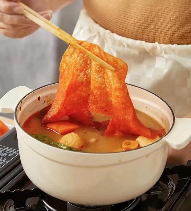 你去日本出差，有一条规矩要牢记，那就是和日本人吃饭时，对方拿出一张纸放在食物里浸