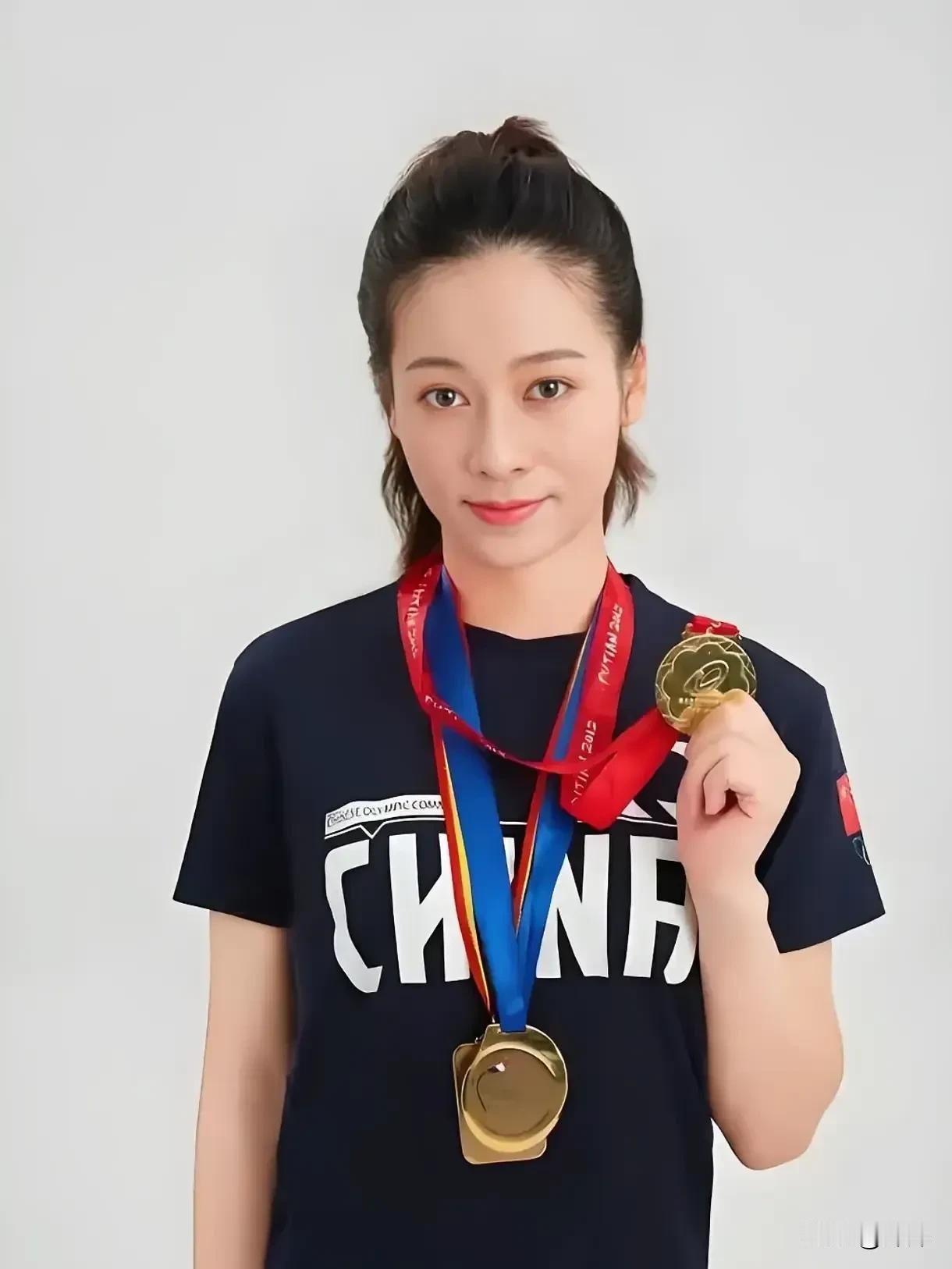 看了吴柳芳的经历不管别人怎么评价她，反正我喜欢她支持她。

首先她从小就是国家队