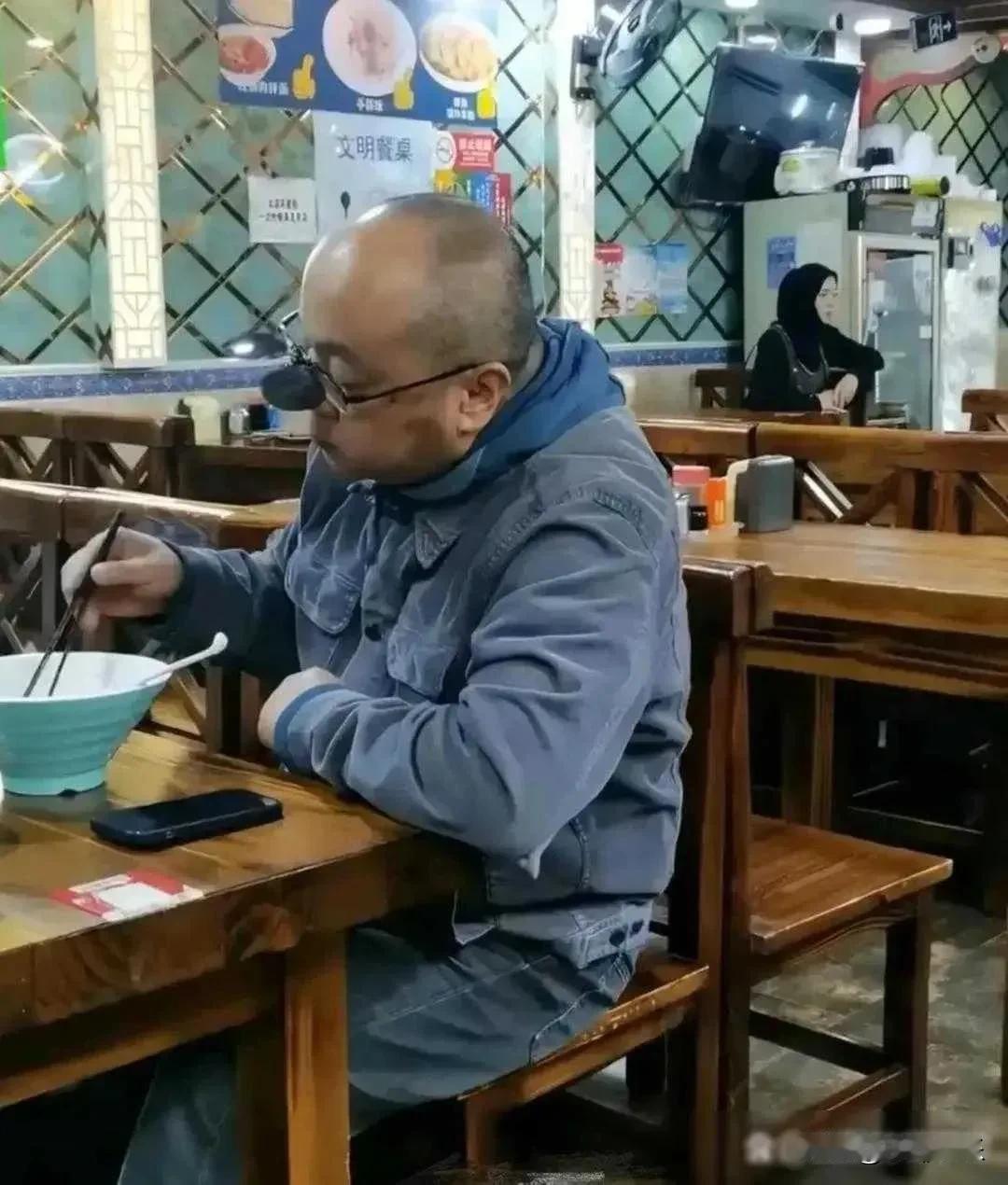 王菲的前夫，曾经是摇滚乐坛耀眼的巨星，如今已经中年秃顶。人们纷纷猜测他的形象变化