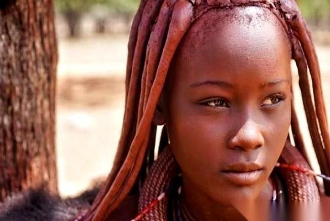 [浮云]非洲有个红泥族部落，男人平均活不过15岁。他前脚刚咽气，后脚亲弟弟就得住