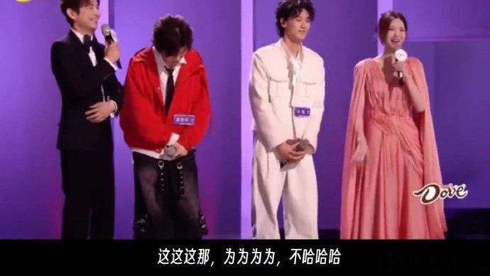 何老师在《声鸣远扬》里这是被魔丸导师们“烤”得话筒都拿不住了吗？结巴得太有喜感了