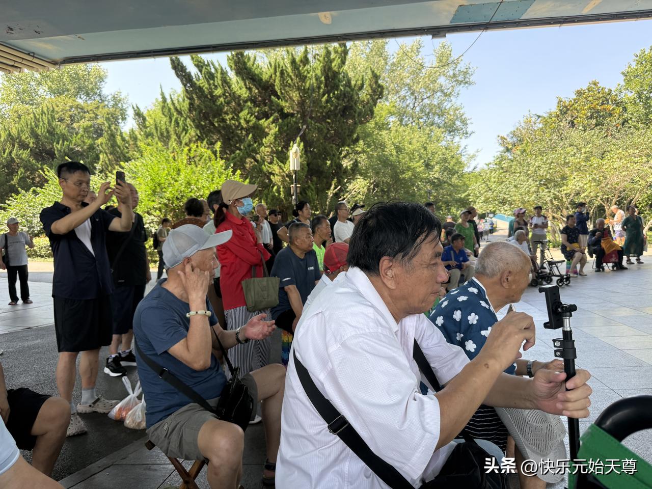 晒图笔记大赛昨天是青岛民韵飞歌艺术团的演出活动日，我带上手机和水去看演出了，这是
