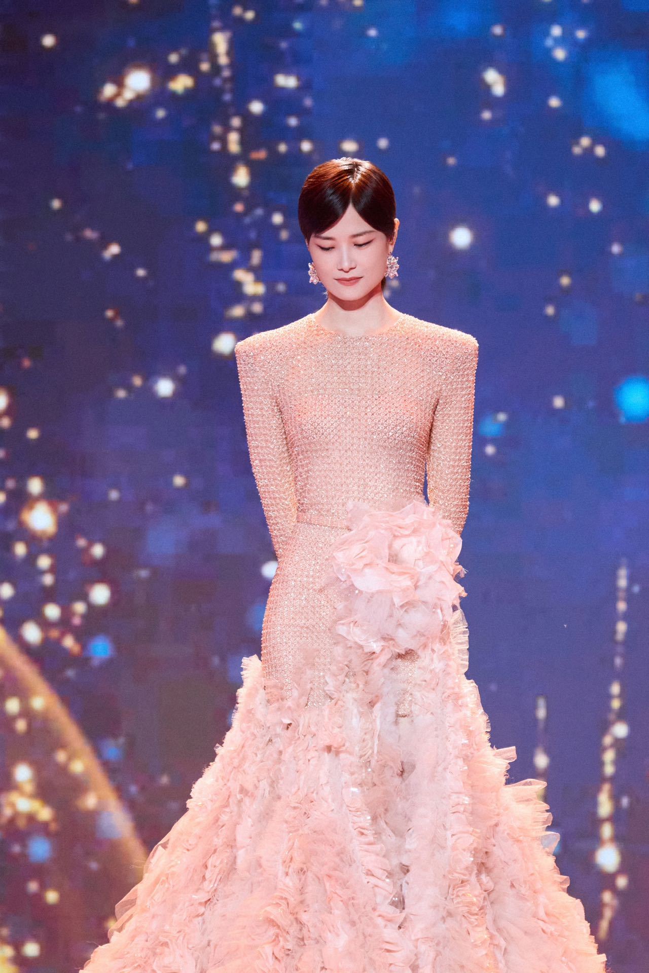 #李宇春国庆唱我爱向祖国告白# 身着粉色礼服长裙[送花花]如同梦幻中的仙子，在央