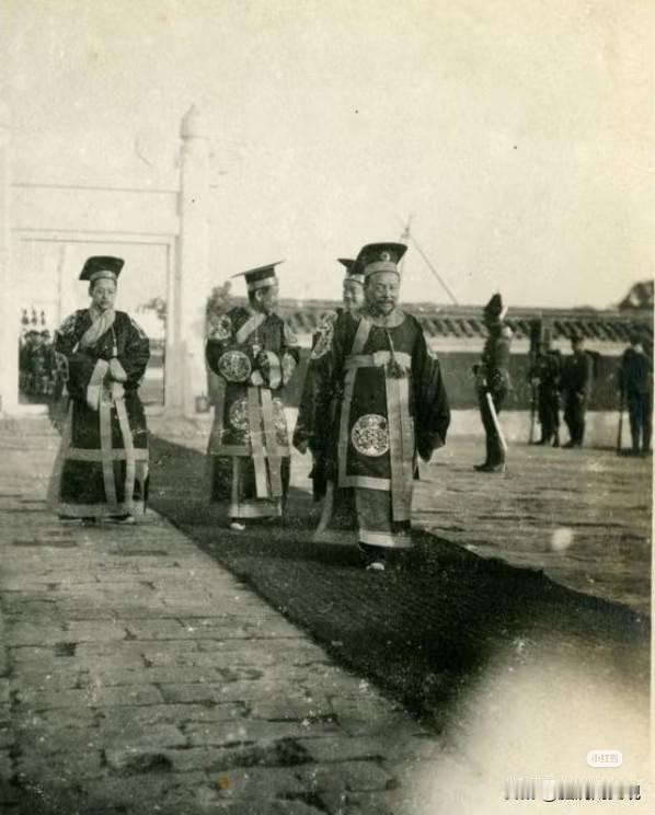 这张泛黄的老照片，定格了1913年12月23日北京天坛的历史性瞬间。镜头前，袁世