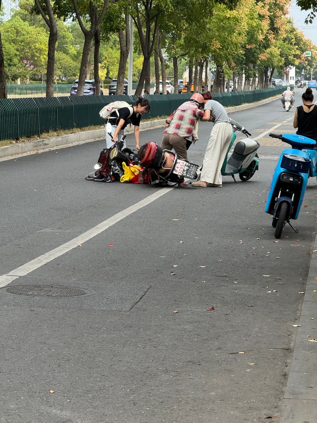 这两位女大学生真够勇的，逆行共享单车，还坐两位撞上老奶奶，buff叠满了[汗] 