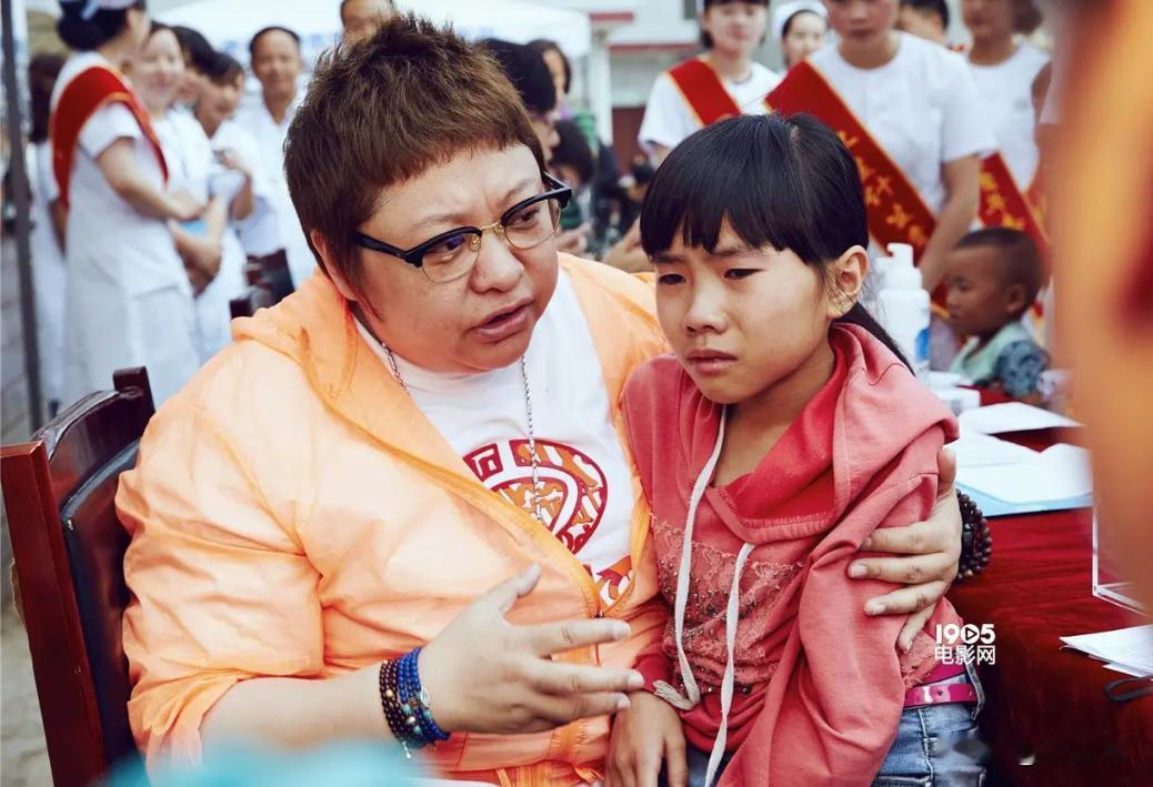 建议韩红趁早退出慈善基金会，给自己留一点可怜的体面吧。
无论她的诚恳道歉也好，基