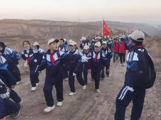 凌晨五点的固原，夜色还未褪去，两千多名师生已整装待发。这并非一次普通的春游，而是