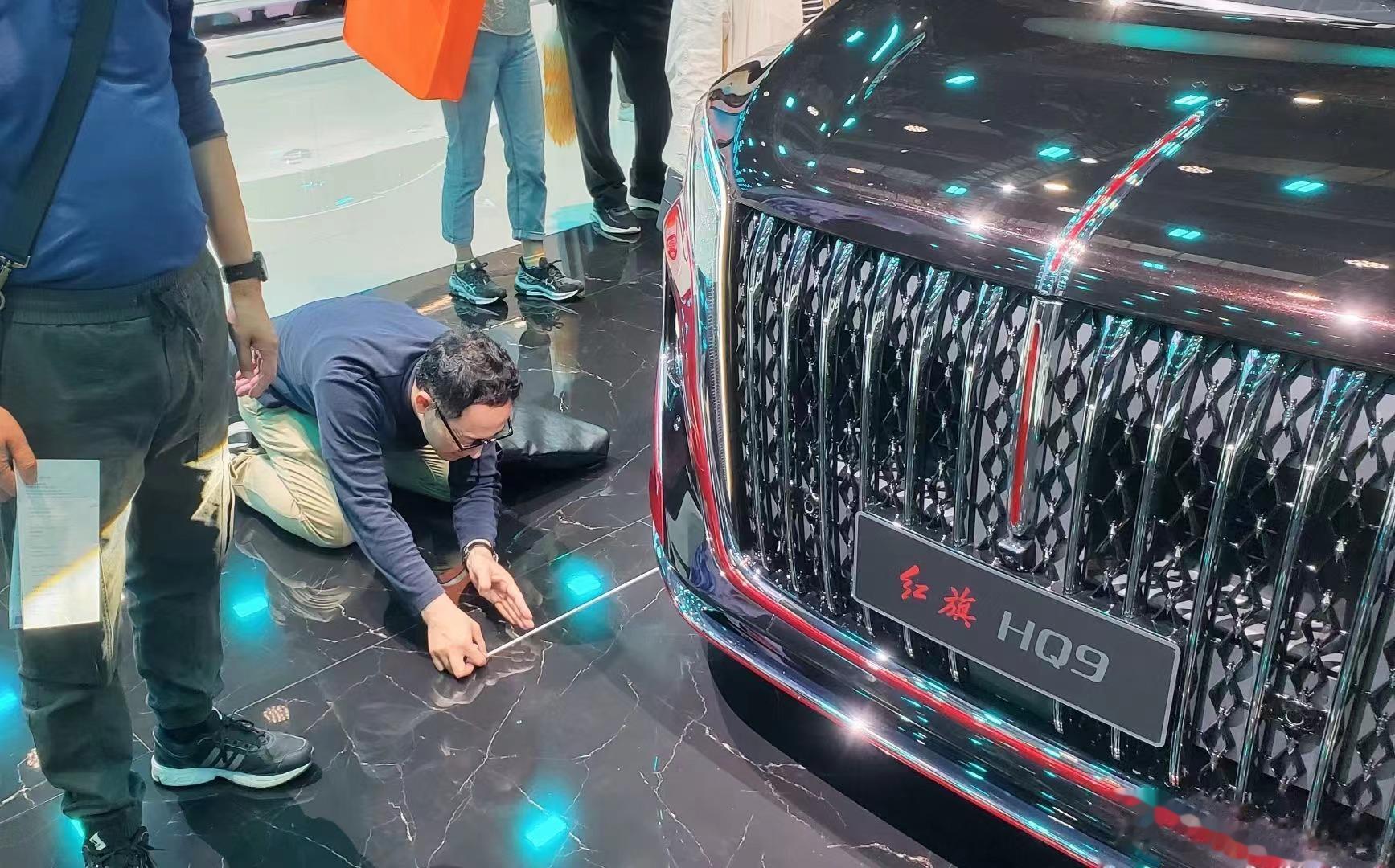 小鬼子皮尺部又来人在上海车展量尺寸，这么量能有多准呢[打脸] ​​​