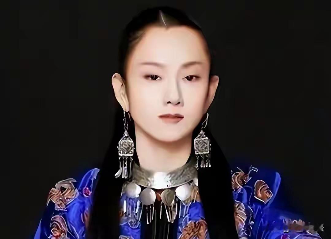 杨丽萍老师为舞蹈事业奉献了一生，如今67岁的她，依然活跃在舞台上，从某种角度上讲