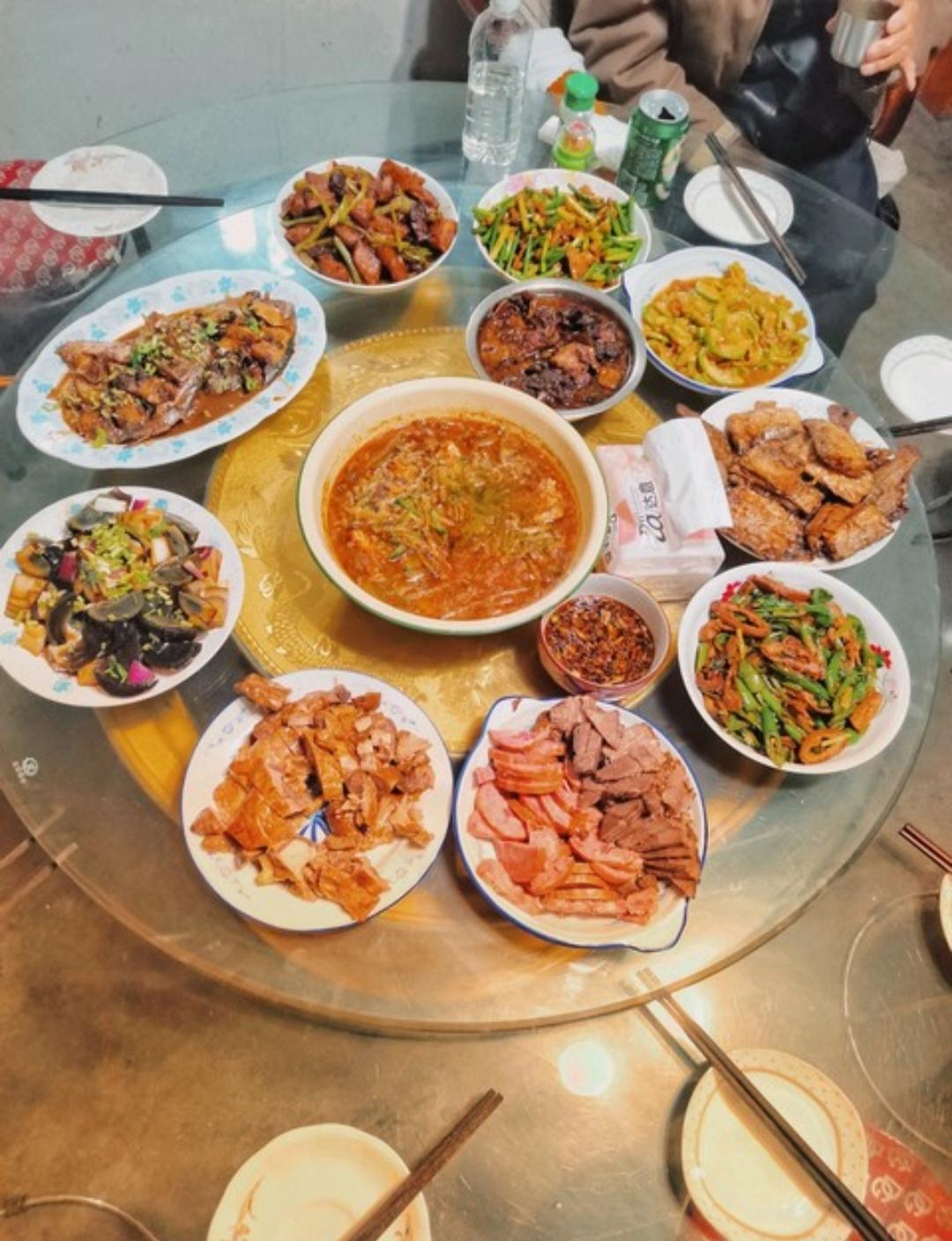 春节走亲戚不吃饭
今年春节过得比较轻松。因为提前和亲戚们沟通过了，都不在对方家里